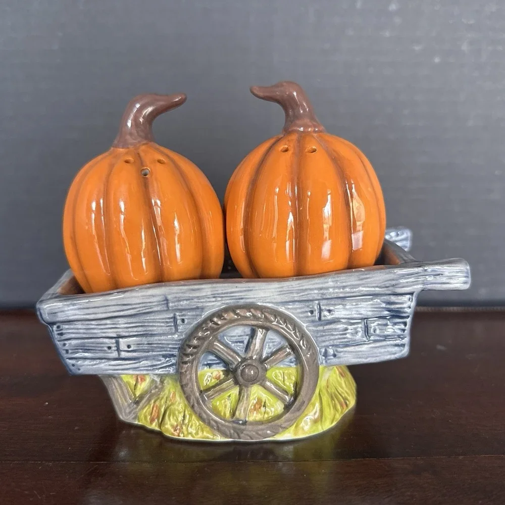 Cracker Barrel Fall Pumpkin Stoneware ~ Salt & Pepper Shakers In A Farm Wagon